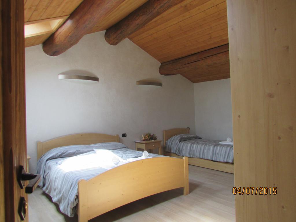 Locanda Il Campo Della Quercia San Damiano Macra Стая снимка